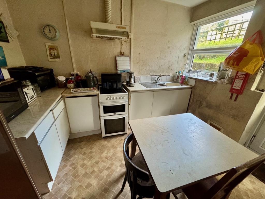Lot: 70 - FREEHOLD DETACHED BLOCK OF FOUR TWO-BEDROOM FLATS - Flat 1 - Kitchen-dining room